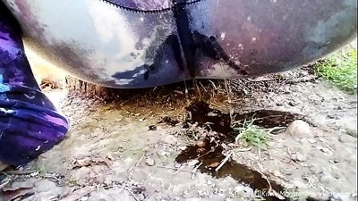 Pissing ing dalan! Ayo nonton LilKiwwiMonster njaluk dheweke kathok teles lan pipis ing rereget!